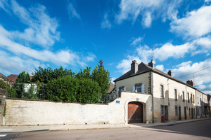 House with two apartments, garden & barn