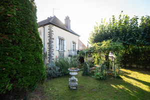 House with two apartments, garden & barn