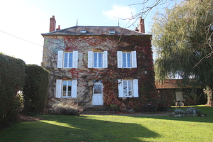 Charming house with a small forest for sale close to Nevers