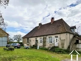 Lacour, la  maison d'habitation, à gauche, le hangar 1