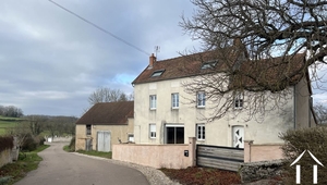 House on 3 levels with outbuildings and wine cellar