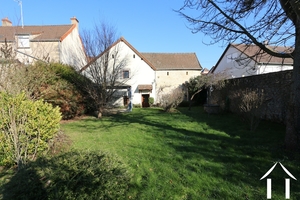 Stone house with enclosed garden and views of the vineyards