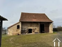 Zijaanzicht grote schuur. Ingang garage en atelier