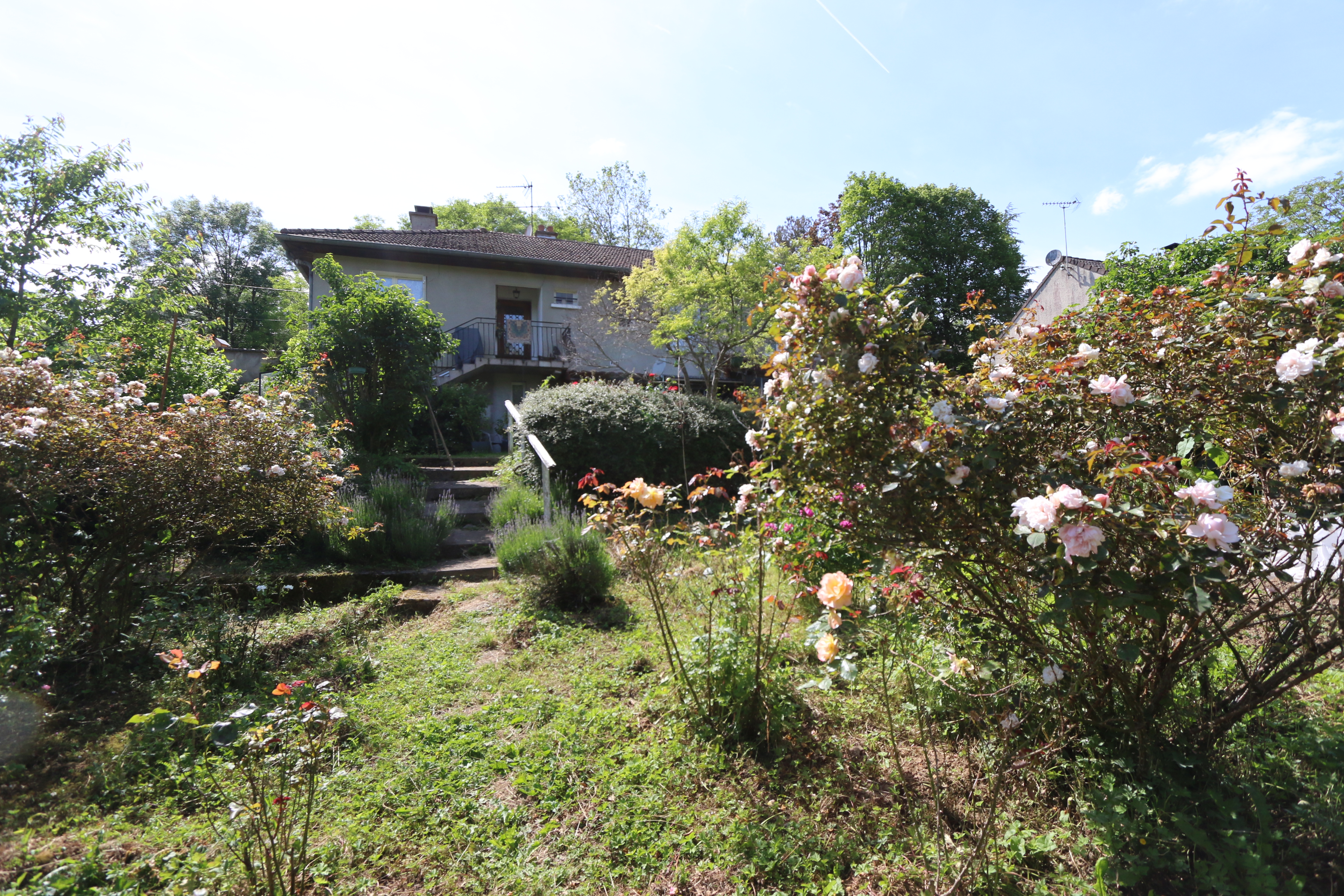 1972 bungalow with a large garden crossed by a river.