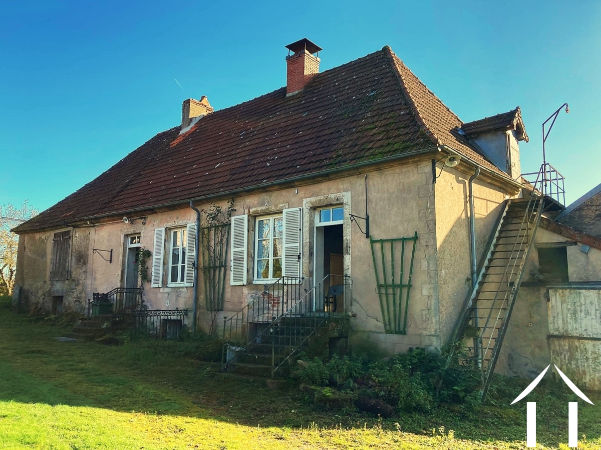 Rural property on the edge of the Planoise forest, 13 km from Autun, with 17 hectares of land.